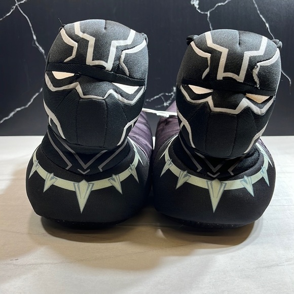 Marvel Other - Marvel Avengers Kid’s Slippers Black/White sz 4/5(L)